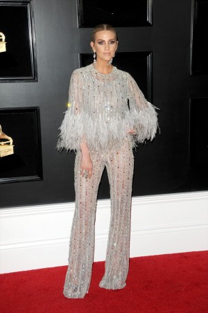 第61回グラミー賞レッドカーペットに登場したアシュリー・シンプソン