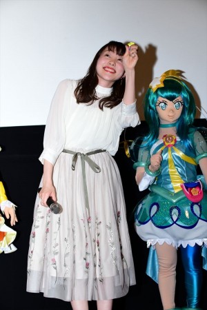 『映画プリキュアミラクルユニバース』完成披露イベントに登壇した小原好美