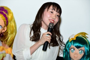 『映画プリキュアミラクルユニバース』完成披露イベントに登壇した小原好美
