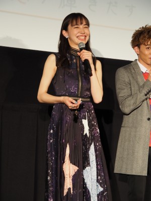 『4月の君、スピカ。』初日舞台挨拶に登場した井桁弘恵