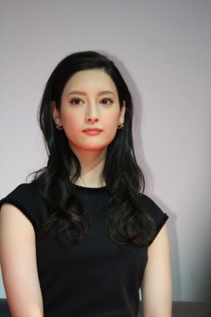 『インハンド』特別試写会&キャスト舞台挨拶に登場した菜々緒