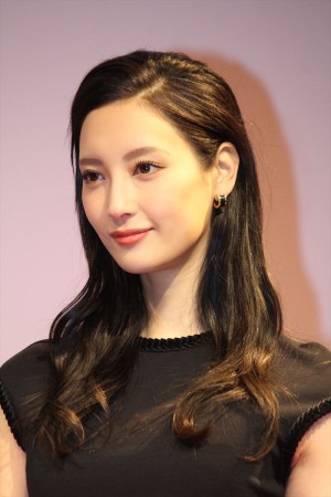 『インハンド』特別試写会&キャスト舞台挨拶に登場した菜々緒