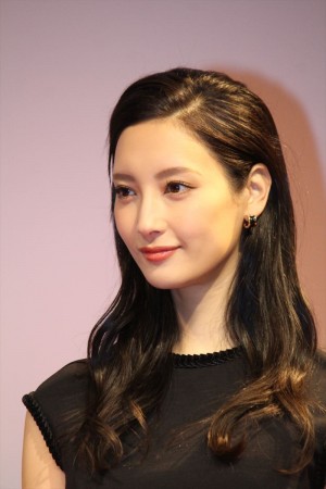 『インハンド』特別試写会&キャスト舞台挨拶に登場した菜々緒