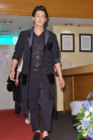 舞台『hymns』囲み取材に登場した新納慎也