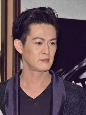 舞台『hymns』囲み取材に登場した新納慎也