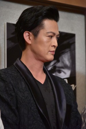 舞台『hymns』囲み取材に登場した新納慎也