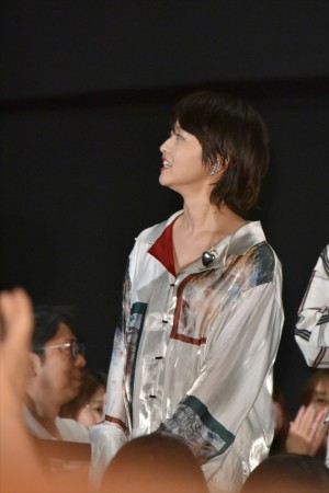 伊藤万理華、『映画 賭ケグルイ』初日舞台挨拶に登場