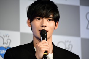 「ファンミーティング」記者会見に登場した岡田健史