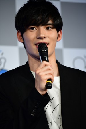 「ファンミーティング」記者会見に登場した岡田健史