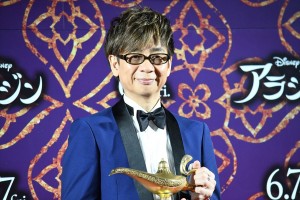 映画『アラジン』来日マジック・カーペットイベントに登場した山寺宏一