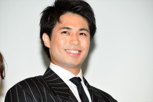 映画『女の機嫌の直し方』完成披露舞台挨拶に登場した佐伯大地