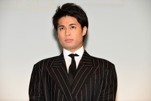 映画『女の機嫌の直し方』完成披露舞台挨拶に登場した佐伯大地