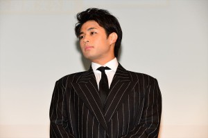 映画『女の機嫌の直し方』完成披露舞台挨拶に登場した佐伯大地