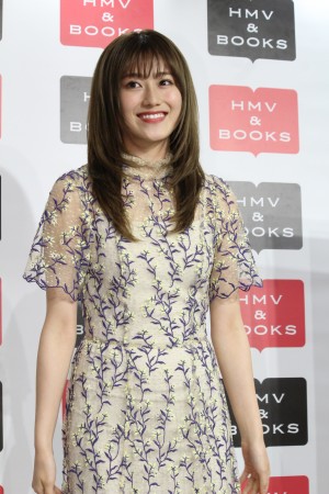 1st写真集『潜在意識』サイン本お渡し会に登場した守屋茜