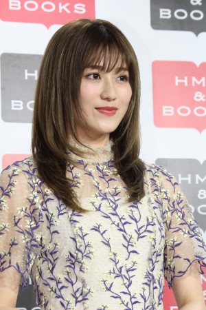 1st写真集『潜在意識』サイン本お渡し会に登場した守屋茜