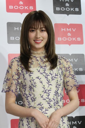 1st写真集『潜在意識』サイン本お渡し会に登場した守屋茜