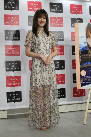 1st写真集『潜在意識』サイン本お渡し会に登場した守屋茜