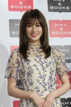 1st写真集『潜在意識』サイン本お渡し会に登場した守屋茜