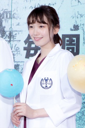 飯豊まりえ、木曜ドラマ『サイン -法医学者 柚木貴志の事件-』制作発表記者会見に出席