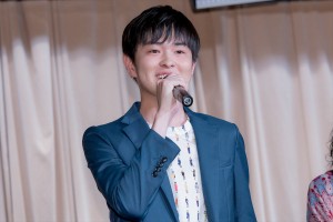 『五億円のじんせい』完成披露舞台挨拶に登場した望月歩