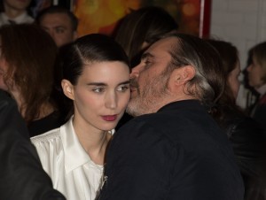 婚約したというルーニー・マーラとホアキン・フェニックス