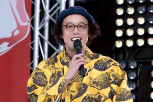 金曜ナイトドラマ『セミオトコ』制作発表記者会見に登場した、やついいちろう