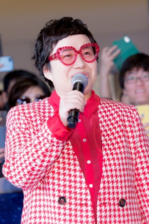 『ロケットマン』ジャパンプレミア ブルーカーペット・イベント&舞台挨拶に登場した近藤春菜(ハリセンボン)