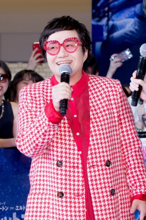 『ロケットマン』ジャパンプレミア ブルーカーペット・イベント&舞台挨拶に登場した近藤春菜(ハリセンボン)