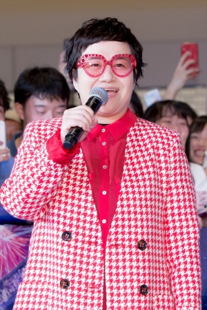 『ロケットマン』ジャパンプレミア ブルーカーペット・イベント&舞台挨拶に登場した近藤春菜(ハリセンボン)