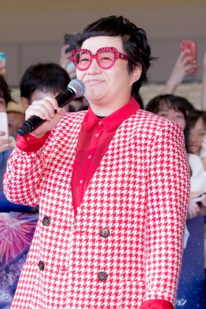 『ロケットマン』ジャパンプレミア ブルーカーペット・イベント&舞台挨拶に登場した近藤春菜(ハリセンボン)