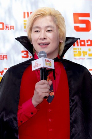「ハロウィンジャンボ宝くじ」「ハロウィンジャンボミニ」発売記念イベントに登場したメイプル超合金・カズレーザー