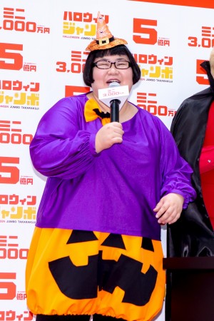 「ハロウィンジャンボ宝くじ」「ハロウィンジャンボミニ」発売記念イベントに登場したメイプル超合金・安藤なつ