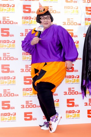 「ハロウィンジャンボ宝くじ」「ハロウィンジャンボミニ」発売記念イベントに登場したメイプル超合金・安藤なつ