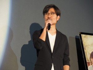『劇場版 そして、生きる』公開初日舞台挨拶に登場した月川翔監督