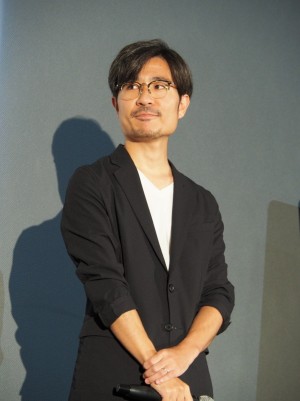 『劇場版 そして、生きる』公開初日舞台挨拶に登場した月川翔監督