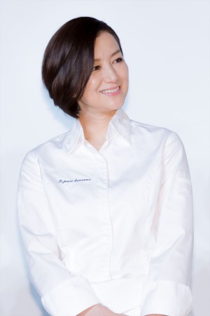 日曜劇場『グランメゾン東京』制作発表会見に登場した鈴木京香