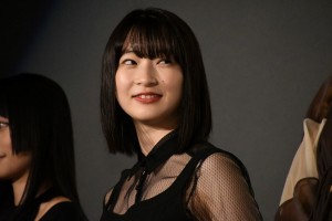 映画『恐怖人形』公開初日舞台挨拶に登場した石川瑠華