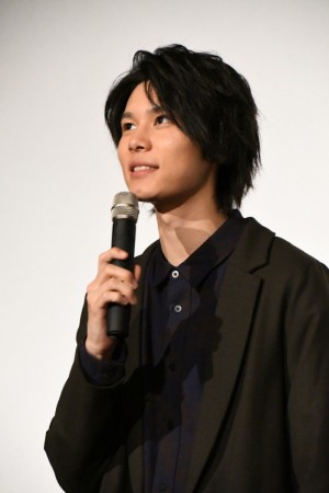 映画『恐怖人形』公開初日舞台挨拶に登場した萩原利久