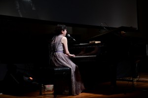 映画『この世界の(さらにいくつもの)片隅に』スペシャルライブ付き特別試写会に登場したコトリンゴ