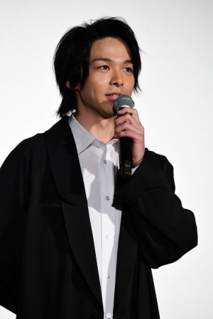 映画『屍人荘の殺人』初日舞台あいさつに登場した中村倫也