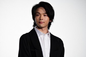 映画『屍人荘の殺人』初日舞台あいさつに登場した中村倫也