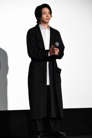 映画『屍人荘の殺人』初日舞台あいさつに登場した中村倫也