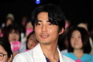 ドラマ『恋はつづくよどこまでも』プレミアム試写会に登場した毎熊克哉