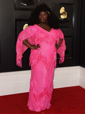 ヨラ、第62回グラミー賞レッドカーペットに登場