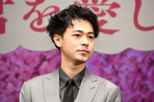 映画『弥生、三月‐君を愛した30年‐』完成披露試写会に登場した成田凌