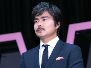 小澤征悦、映画『一度死んでみた』完成披露“ミサ”に登場