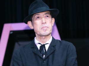嶋田久作、映画『一度死んでみた』完成披露“ミサ”に登場