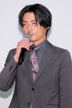 映画『いざなぎ暮れた。』無観客舞台あいさつに出席した毎熊克哉