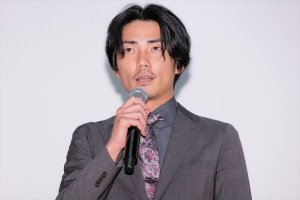 映画『いざなぎ暮れた。』無観客舞台あいさつに出席した毎熊克哉