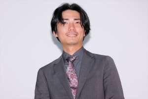 映画『いざなぎ暮れた。』無観客舞台あいさつに出席した毎熊克哉